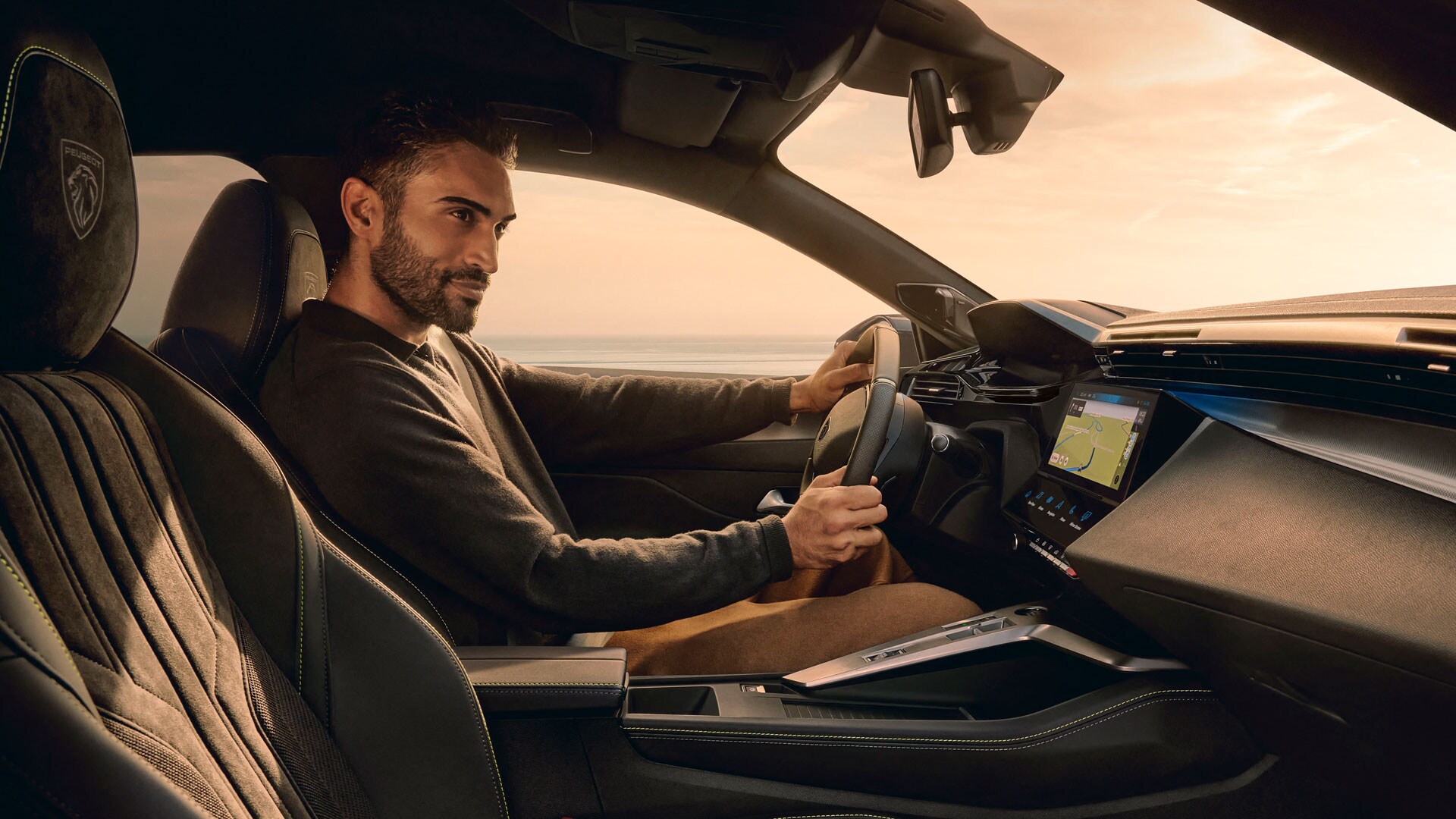 Een man rijdt in de nieuwe PEUGEOT E-408