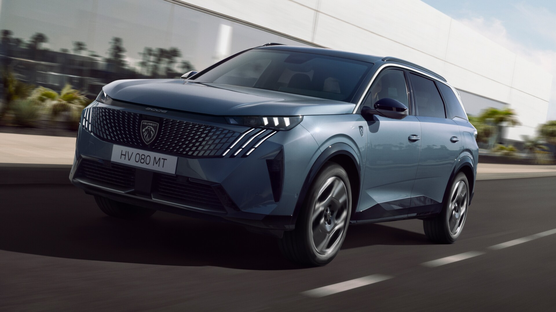 Vooraanzicht van een rijdende PEUGEOT E-5008 Long range